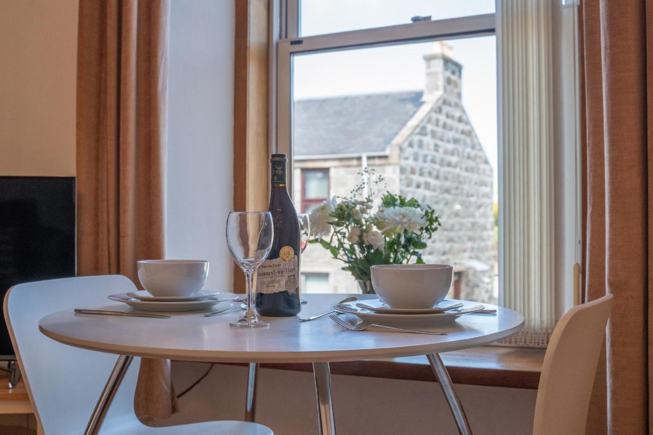 Dwellcome Home Ltd 1 Bed Apt, Half Mile To Union Street Yet Quiet, Free Parking, Fast Wifi, Ideal For Long Term Contractor, Etc Stays, Fully Equipped Kitchen, Regular Housekeeping Option - See Our Site For Assurance Aberdeen Exterior photo